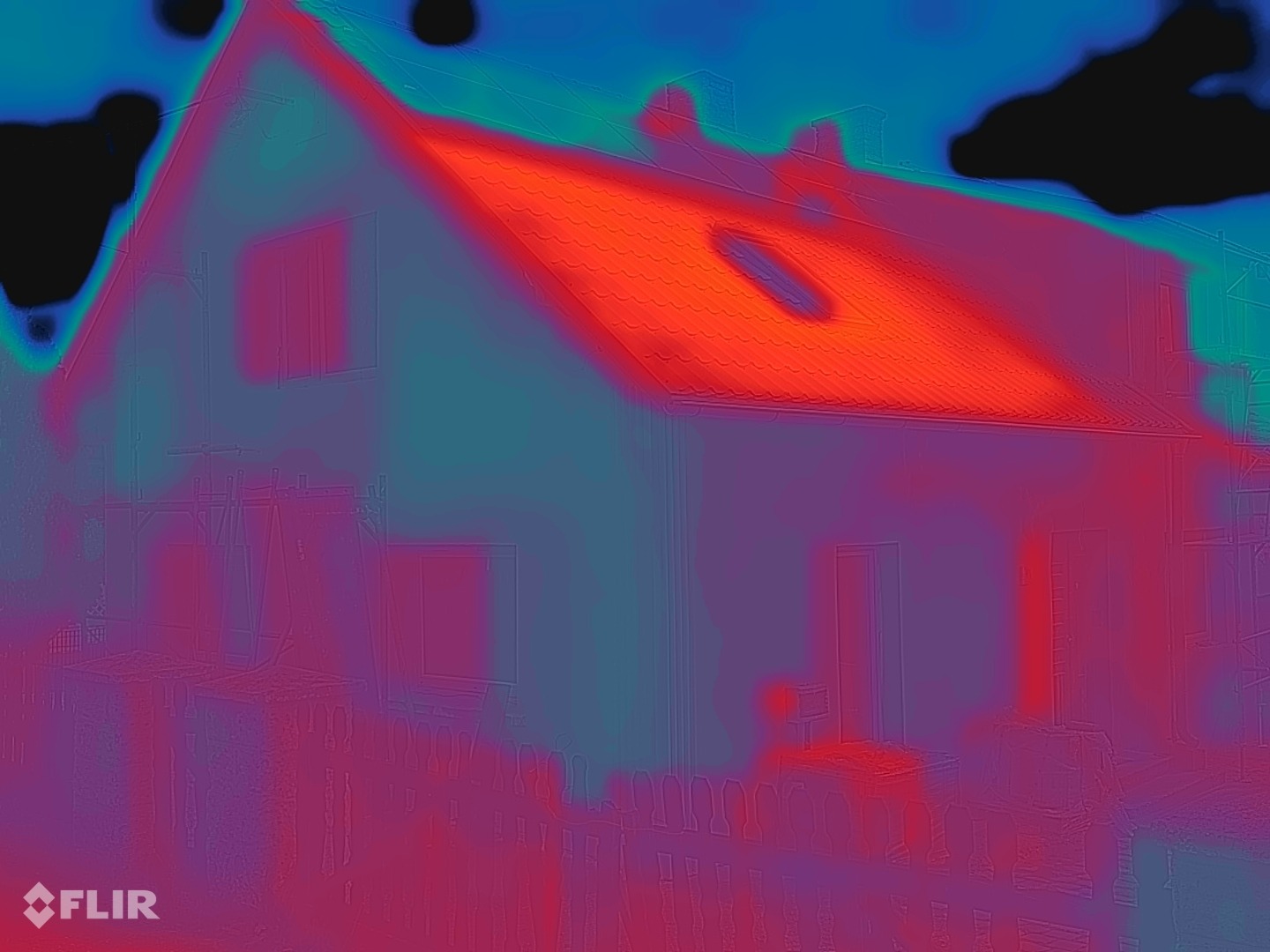 Imagen térmica FLIR de la misma fachada después del revestimiento: superficie del muro de azul verdoso a violeta